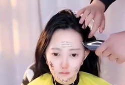 美女剃光头视频,剃发瞬间引发网友热议